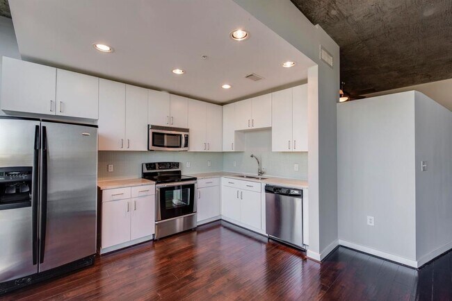 Building Photo - 5925 Almeda Rd