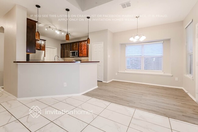 Building Photo - 9501 Links Fairway Dr