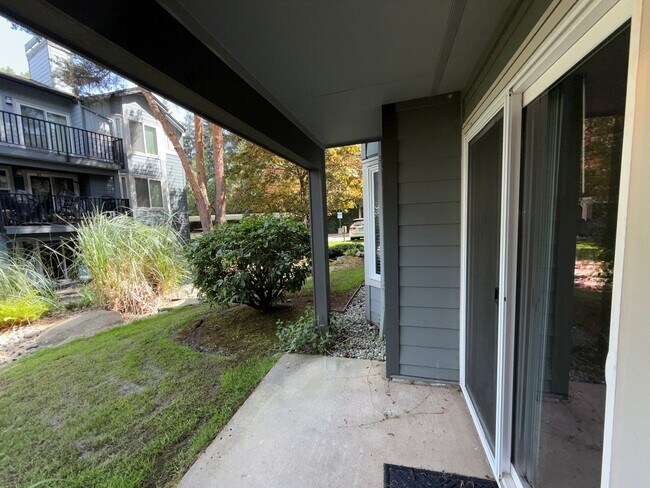 Foto del edificio - 2 Bed 1 Bath Totem Lake Condo
