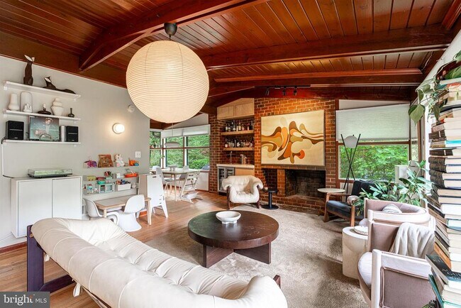 Foto del edificio - 7703 Poplar Tree Ln