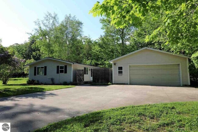 Building Photo - 7920 Hillside Dr