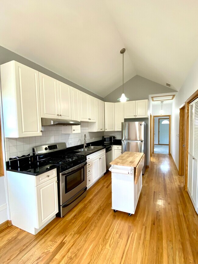 Building Photo - 1359 W Hubbard St