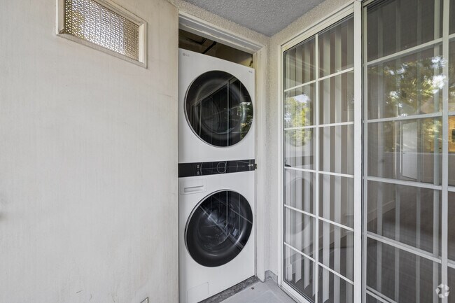 A1 - 1 dormitorio, 1 baño - 940 pies cuadrados - Lavandería - Park Regency Apartments