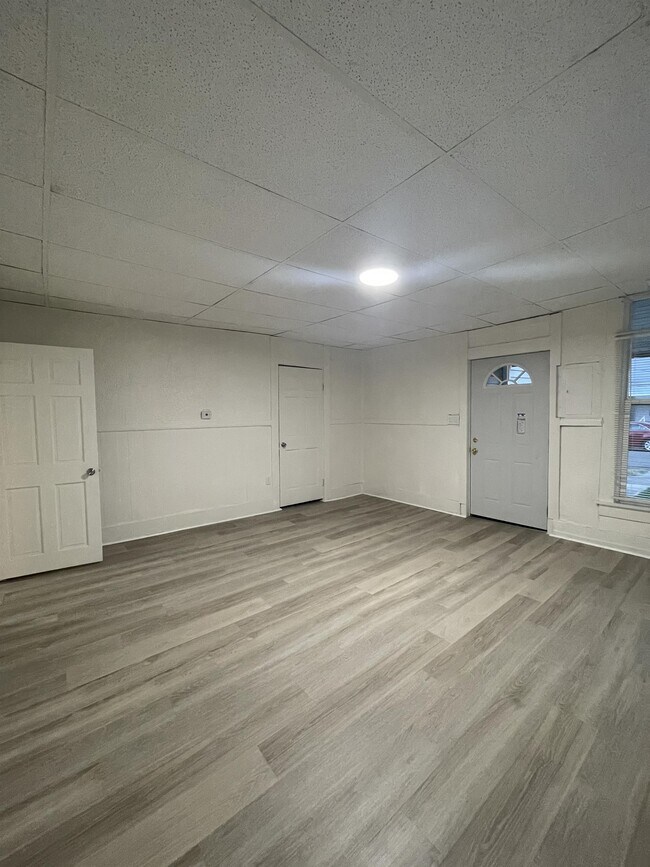 Foto del edificio - 329 W Locust St