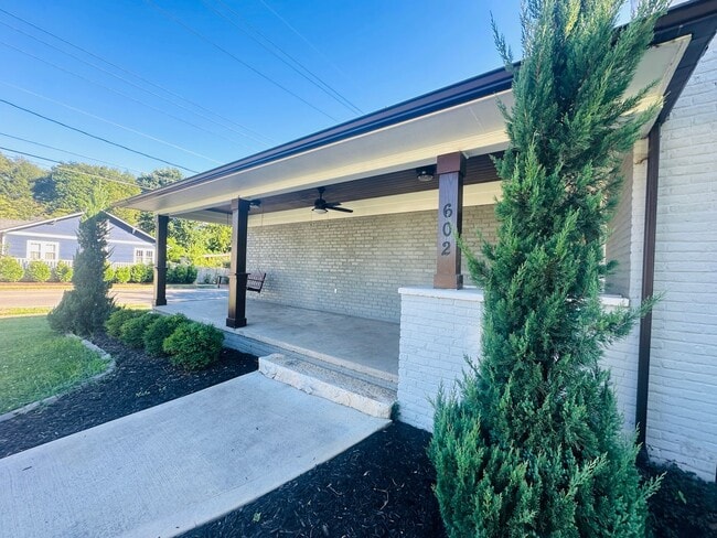 Photo - Urban setting w/ incredible fenced in back yard. 3 bed/2bath + detached office building House
