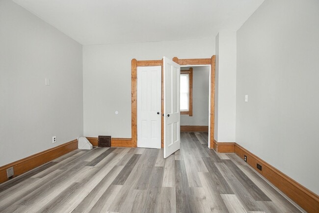 Building Photo - 3 Bedroom/1 bath Single House!!