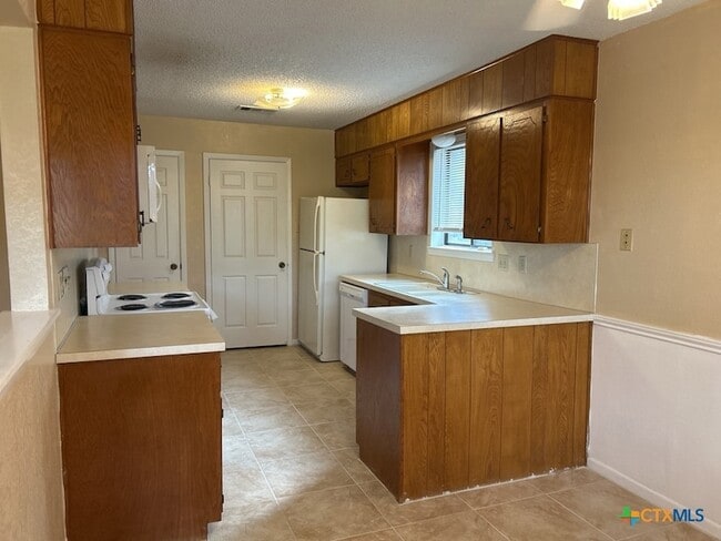 Building Photo - 3313 Sungate Dr