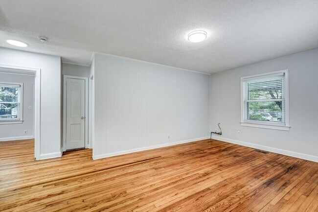 Building Photo - 2 Bed, 2 Bath in the Garden Homes neighborhood of Greensboro!