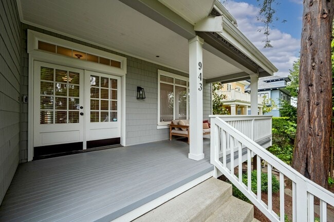Building Photo - Stunning 4 Bedroom/2.5 Bath Home in Sought...