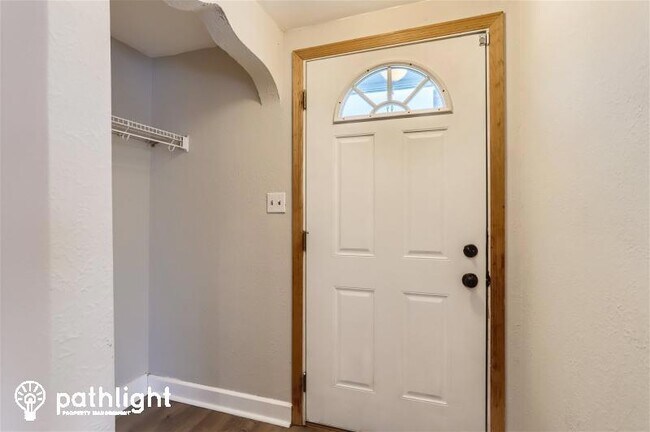 Foto del edificio - 8164 E River Rd