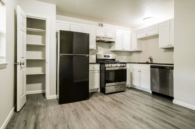 Building Photo - Charl Ann Apartments