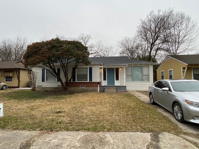 Building Photo - 2047 Farola Dr