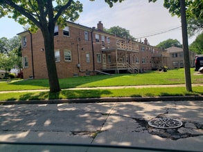 Building Photo - 7800 W Lisbon Ave