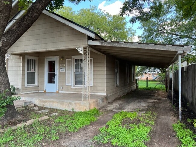 Foto del edificio - 709 Garza Ave