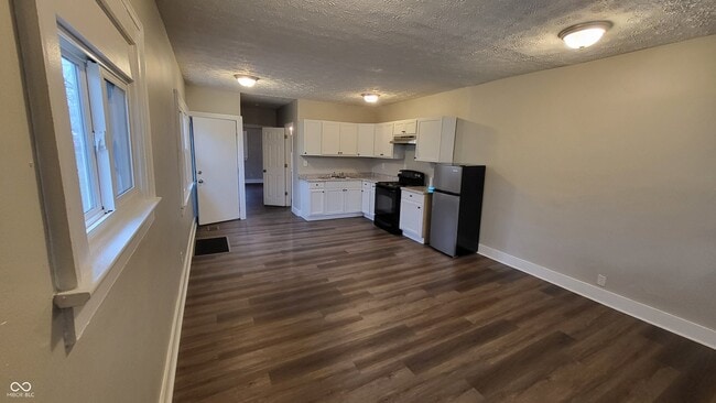 Building Photo - 3611 E Vermont St