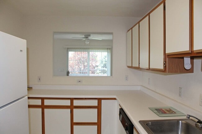 Foto del edificio - Charming 2-Bedroom, 1-Bath Apartment with Garage, Private Entry and Washer & Dryer
