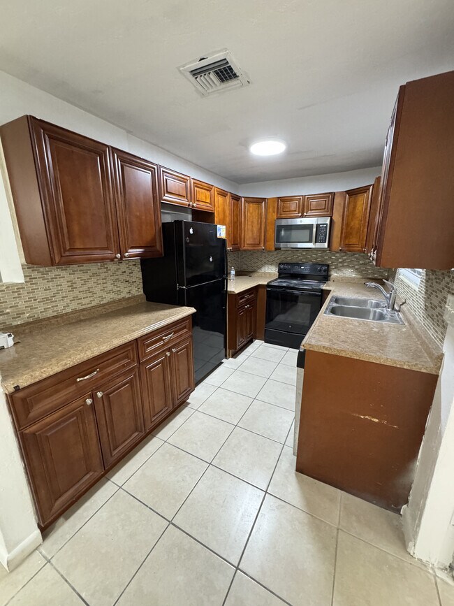 Building Photo - 1120 S D St