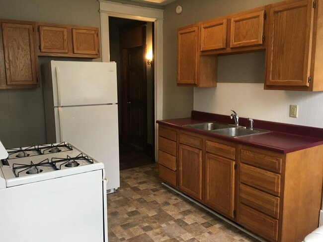 Kitchen - 913 S 6th St