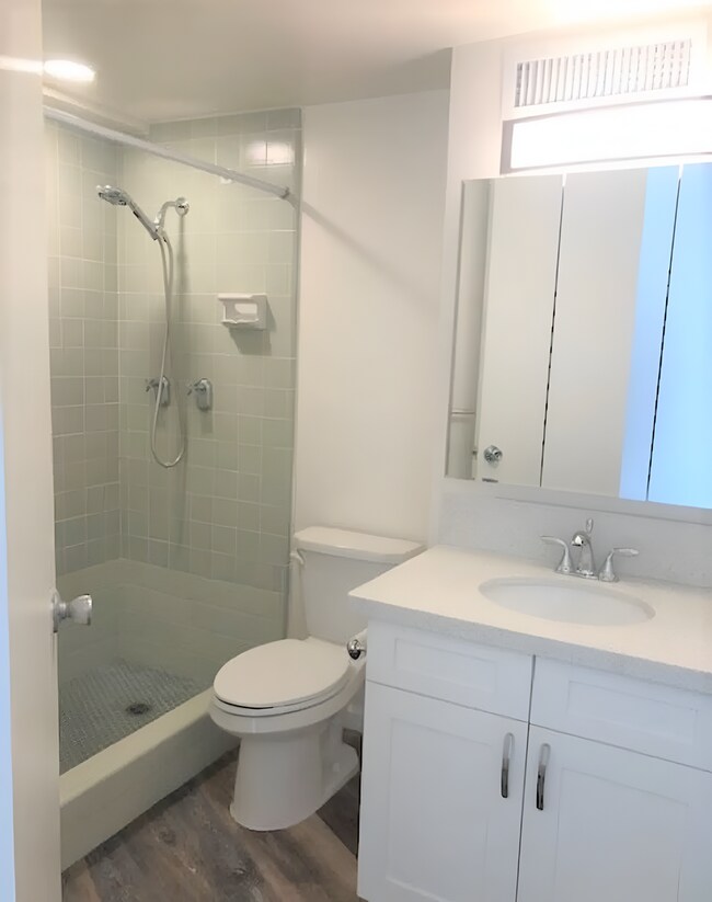 Building Photo - Studio / 1 Bath Unit at Holiday Village