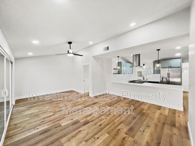 Building Photo - 5375 Saxon St