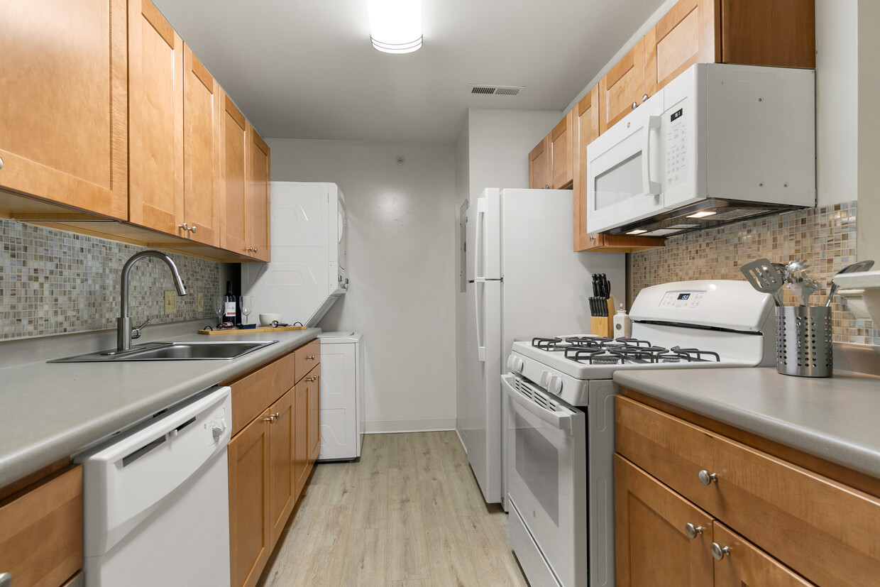 Cocina de estilo contemporáneo con estilo y opción de pisos de tablones de madera de vinilo - California Apartments