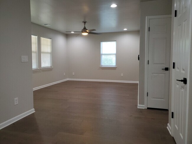 Building Photo - 4 Bedrooms, 2 Baths located in Villa Heigh...