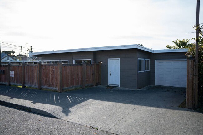 Building Photo - 1814 B St