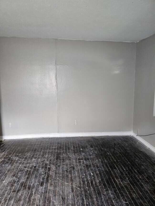 Building Photo - Large Home For Lease