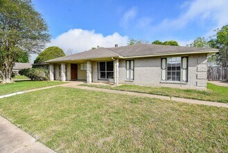 Building Photo - 16330 Meadowbrook Farm Rd