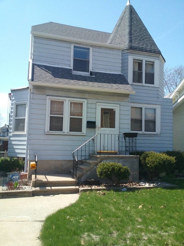 Primary Photo - 1818 Oliver St