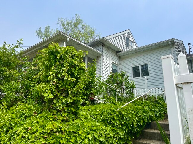 Building Photo - 102 N Pier St