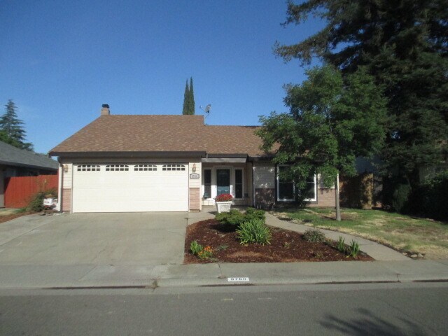 Foto principal - Beautiful home with wood floors