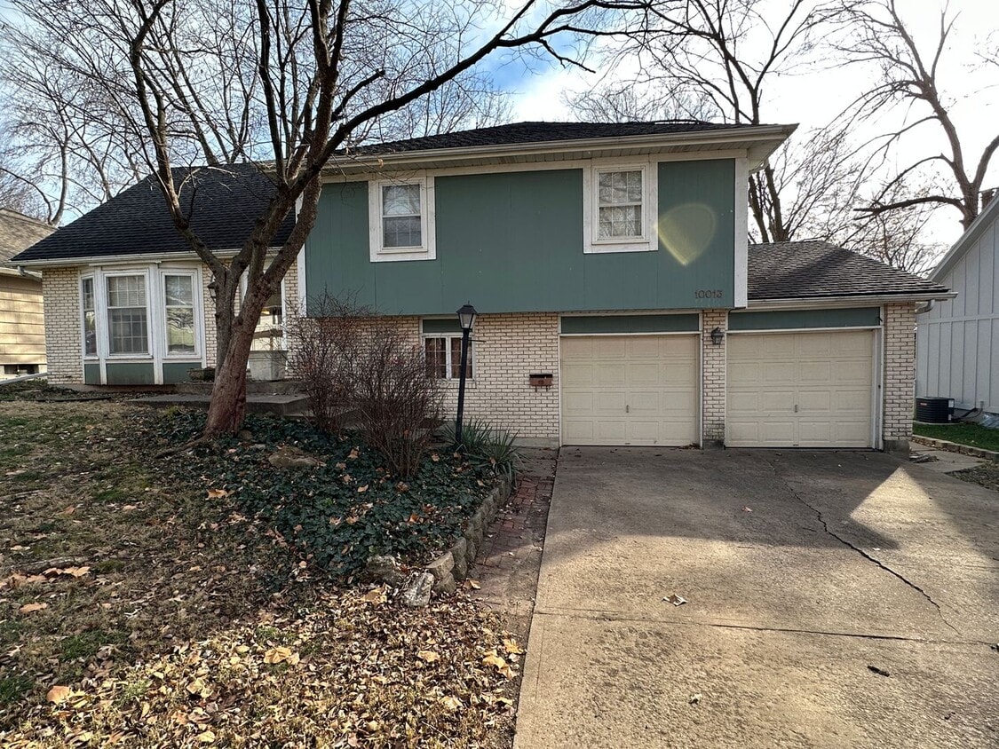 10013 W 93rd St, Overland Park, KS 66212 House Rental in Overland