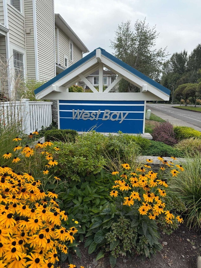 Building Photo - The Lakes @ Kent Community Condo Unit Avai...