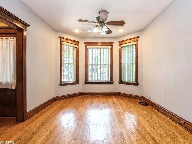 Building Photo - 3845 W Wrightwood Ave