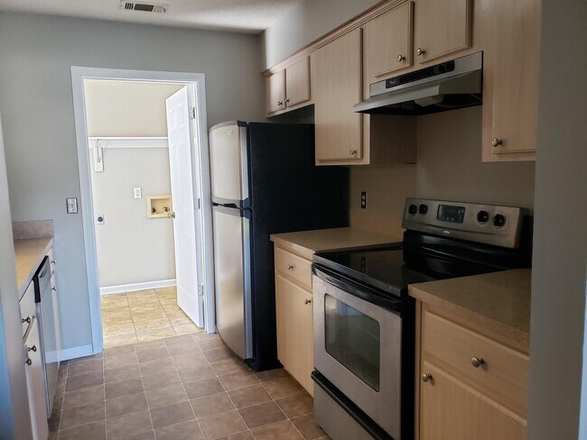 Building Photo - 906 Malibu Dr