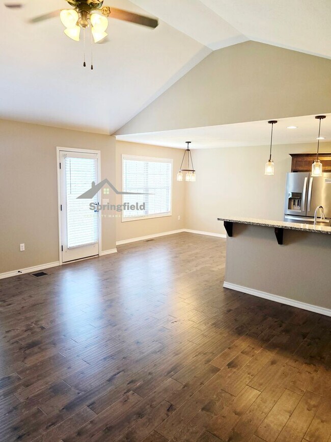 Foto del edificio - Republic -Newer w/ 3 Car Garage - Close To...