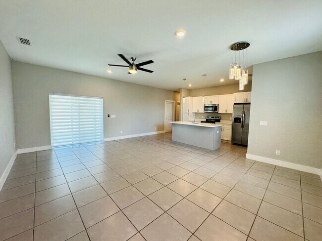 Building Photo - BEAUTIFUL 4/2 IN POINCIANA!
