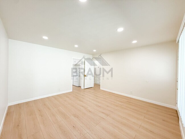 Building Photo - 15550 Vanowen St