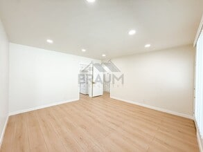 Building Photo - 15550 Vanowen St