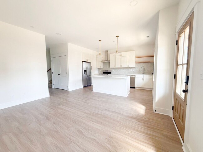 Foto del edificio - Crofton Style | Spacious 4-Bedroom Highbury Home with Pool and Pickleball Court