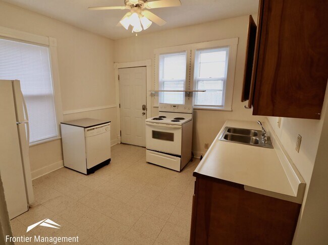 Foto del edificio - Great side-by-side duplex! Washer & dryer, pet friendly, large front porch!