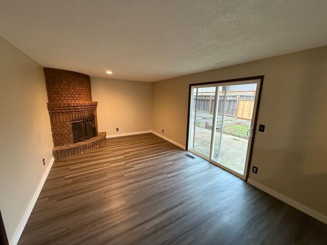 Foto del edificio - 3347 4 Seasons Ct NE