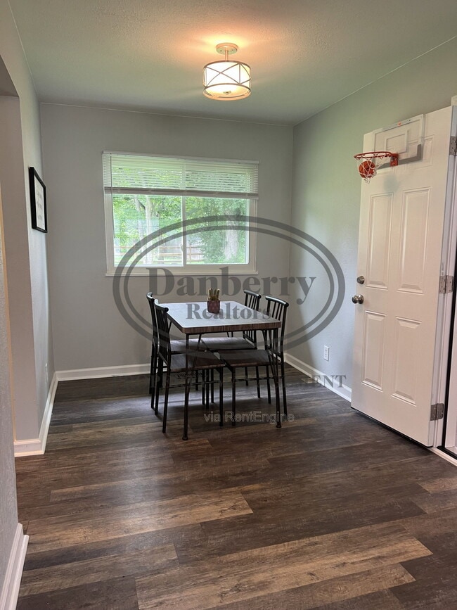 Foto del edificio - 6051 Graystone Dr