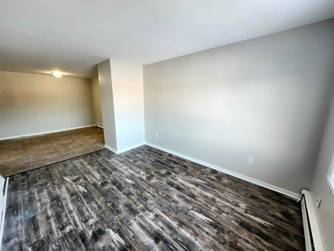 Building Photo - 14 Reading Crescent