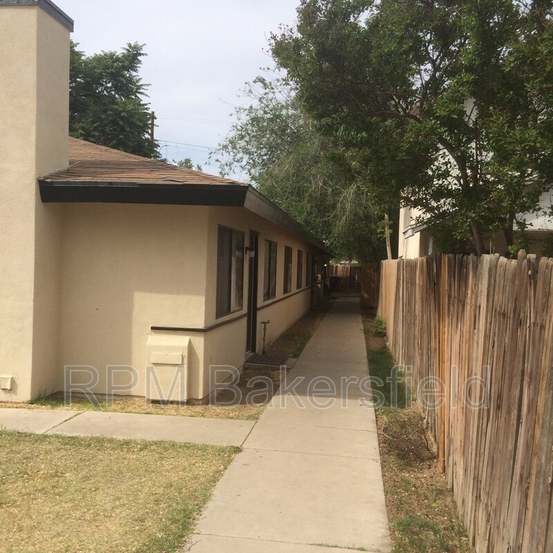 320 Belle Ave Unit B, Bakersfield, CA 93308 Condo for Rent in