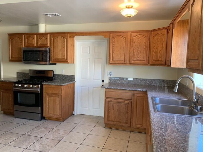 Building Photo - 1320 3 Ranch Rd