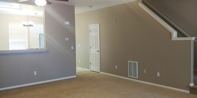 Building Photo - Cross Creek Townhome - 3 Bedroom 3 Bath to...