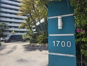 Building Photo - 1700 NW N River Dr