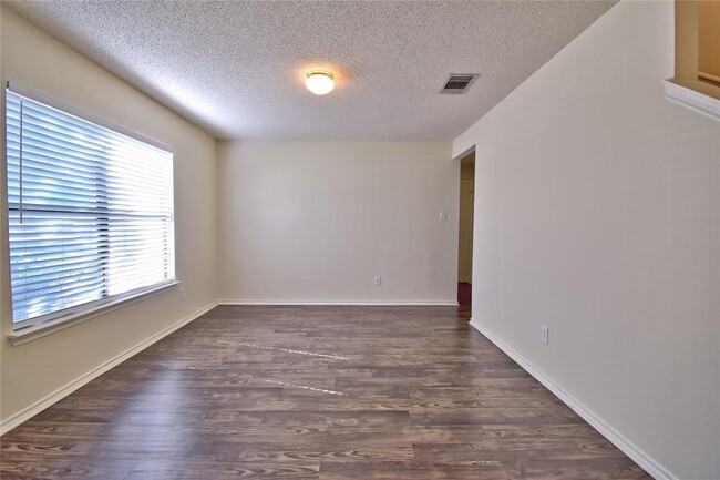 Foto del edificio - 1107 Thorn Creek Pl